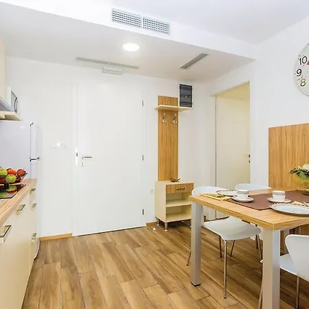 Apartman Awesome In With House Sea View